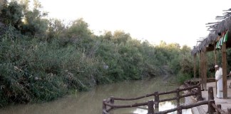 Papa declara «emergencia» por plásticos en los mares