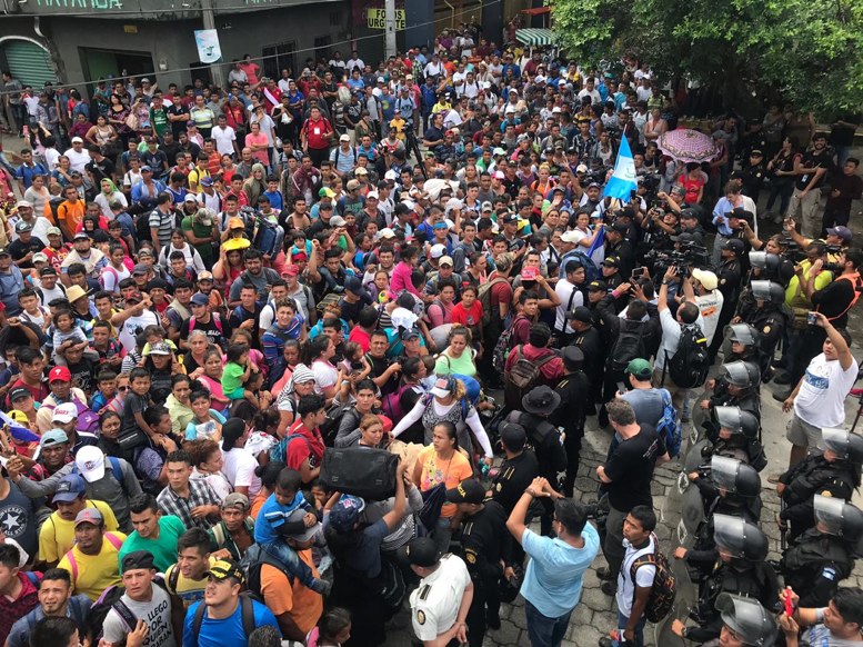 Caravana migrante intenta cruzar puente hacia M xico La Hora