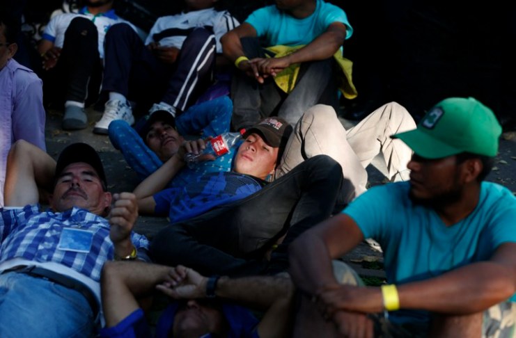 Migrantes deciden salir de Ciudad de México con o sin buses