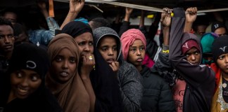Buque con 300 migrantes llega a España tras una semana en el mar