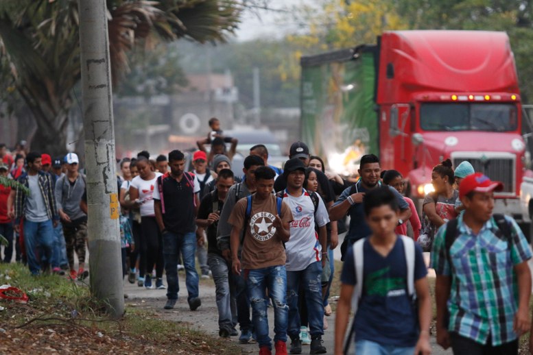 Cientos de migrantes de nueva caravana comienzan a cruzar Guatemala