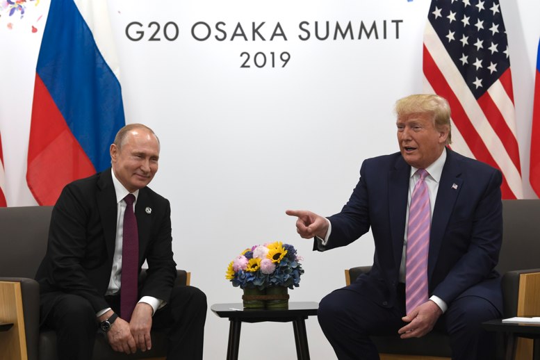 El presidente de EE. UU., Donald Trump, a la derecha, y el presidente ruso, Vladímir Putin, al comienzo de una reunión en el Palacio Presidencial en Helsinki, Finlandia. 