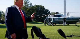 Trump dice que negros están encantados con sus comentarios