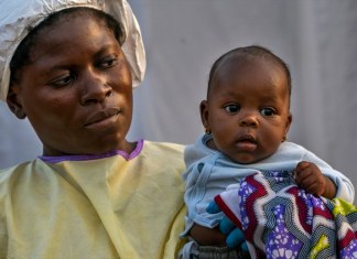 Diez factores que facilitan la propagación actual del ébola Lahya Kathembo, de dos meses, espera en los brazos de una enfermera los resultados de una prueba de ébola en un centro de tratamiento de la enfermedad en Beni, República Democrática del Congo. Foto la hora: Jerome Delay/Ap.