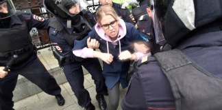 Arrestan a destacada opositora antes de protesta en Moscú