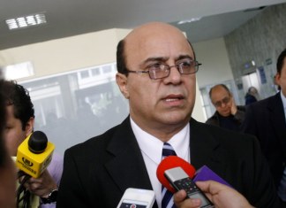 Jueza declara en rebeldía al exministro Villavicencio