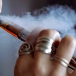20 años de cárcel y hasta 15 latigazos por vender vapeadores en Singapur