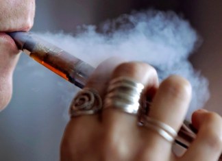 20 años de cárcel y hasta 15 latigazos por vender vapeadores en Singapur