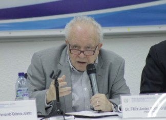 Comisionados intentan rehacer tabla de gradación y eliminar nota mínima