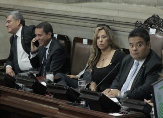 UNE batalla contra la JD del Congreso