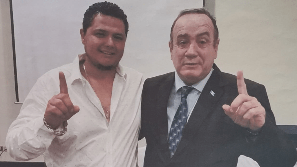 En la foto la persona a quien identifican como Francis Caniz junto al expresidente Alejandro Giammattei. Foto: Fotografía/Alcaldes indígenas de Sololá