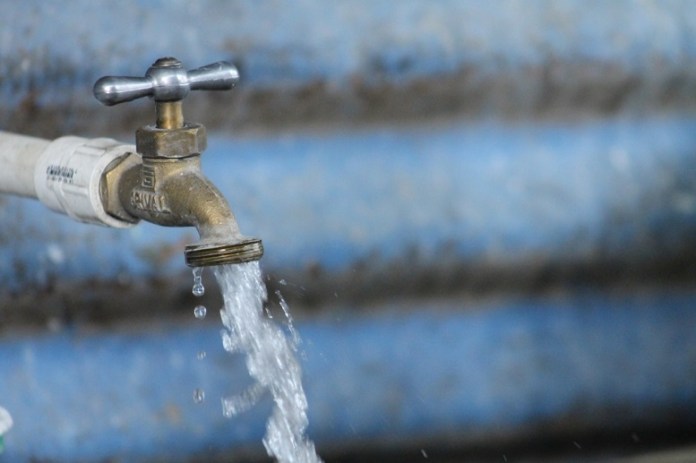 Anuncia suspensión del servicio de agua potable. Foto La Hora/archivo