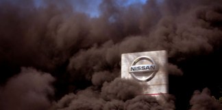 Trabajadores protestan por cierre de planta Nissan en España