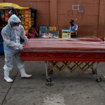 Las muertas se acercan a las 2 mil en el país a causa del virus. Foto La Hora: AP