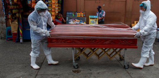 Las muertas se acercan a las 2 mil en el país a causa del virus. Foto La Hora: AP