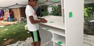 Hasta haciendo sus propios escritorios, familia chapina se prepara para colegio virtual