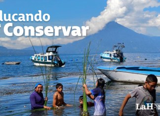 Concientizando en el Lago de Atitlán. Foto: Cortesía Asociación Amigos del Lago de Atitlán (AALA).