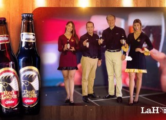 Ricardo Pontaza, gerente de marca de Cerveza Gallo; y Rodrigo Gavarrete, vocero de Cervecería Centro Americana, en presentación de Gallo Red Lager y Gallo Dark Lager. Foto: Cortesía de Cerveza Gallo.
