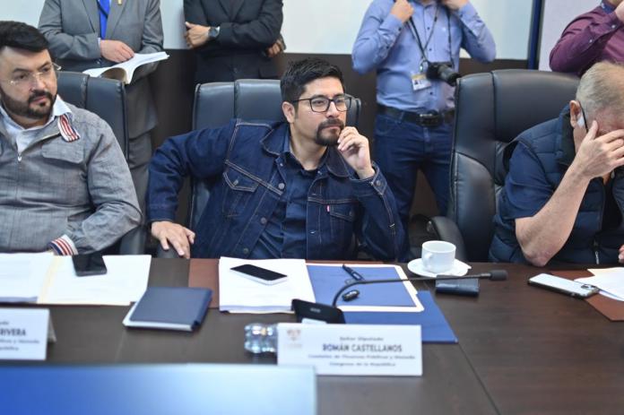 El diputado oficialista, Román Castellanos, presenta una enmienda para incrementar el presupuesto del Ministerio de Comunicaciones, Infraestructura y Vivienda por Q3 mil millones. Foto La Hora: Fabricio Alonzo