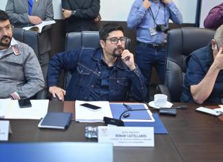 El diputado oficialista, Román Castellanos, presenta una enmienda para incrementar el presupuesto del Ministerio de Comunicaciones, Infraestructura y Vivienda por Q3 mil millones. Foto La Hora: Fabricio Alonzo