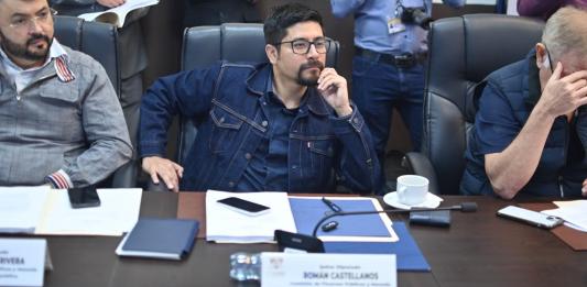 El diputado oficialista, Román Castellanos, presenta una enmienda para incrementar el presupuesto del Ministerio de Comunicaciones, Infraestructura y Vivienda por Q3 mil millones. Foto La Hora: Fabricio Alonzo