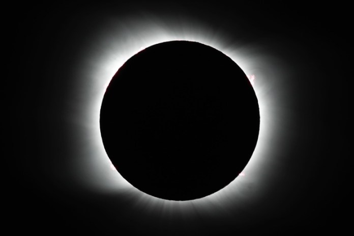 La luna cubre el sol durante un eclipse solar total. Foto La Hora/AP/Natacha Pisarenko.
