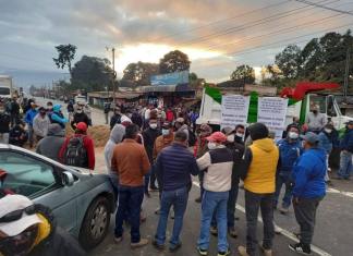 Importadores de vehículos dañados bloquean Ruta Interamericana en manifestación contra SAT