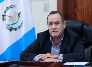 Contrario a lo dicho por Giammattei, Salud dice que está vacunando sin registro