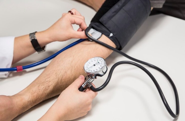 Las personas con presión arterial alta, diabetes y otras enfermedades crónicas, deben cuidar su alimentación y evitar los excesos. Foto La Hora: Archivo