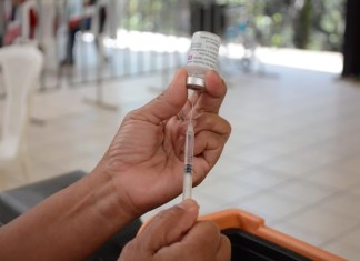 Pese a incertidumbre por llegada de más dosis, centros de vacunación atienden en fin de semana