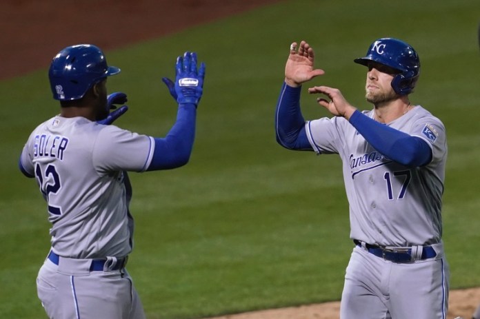 El jugador de los Reales de Kansas City Jorge Soler (izquierda), celebra con Hunter Dozier luego de que ambos anotaron en un sencillo de dos carreras de Kelvin Gutiérrez en el séptimo inning del juego de la MLB que enfrentó a su equipo con los Atléticos de Oakland, en Oakland, California. Foto la hora: Jeff Chiu/AP