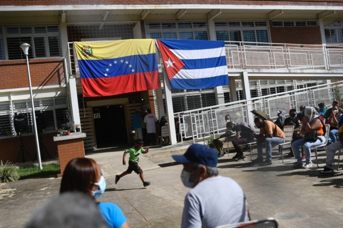 Personas esperan recibir la vacuna cubana Abdala contra el COVID-19 en Caracas, Venezuela. Foto La Hora/AP/Matias Delacroix.