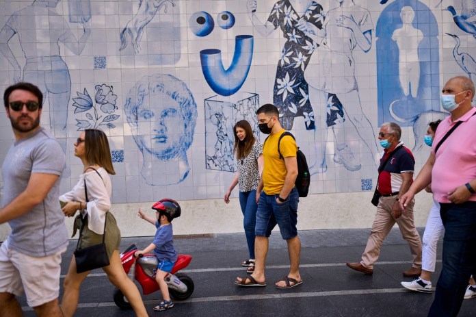 Personas caminan por una calle en Madrid. La tasa de infecciones con coronavirus en España está subiendo, impulsada por brotes entre los jóvenes y los no vacunados, revelan datos del Ministerio de Salud. Foto La Hora/AP/Manu Fernández.
