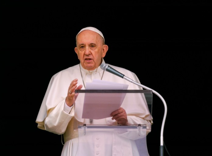 El Papa Francisco habla desde la ventana de su oficina a fieles y peregrinos en la Plaza de San Pedro en el Vaticano. Foto La Hora/AP/Domenico Stinellis.