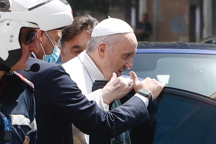 En esta imagen de archivo, el Papa Francisco llega al Vaticano tras ser operado. Foto La Hora/AP/Riccardo De Luca.
