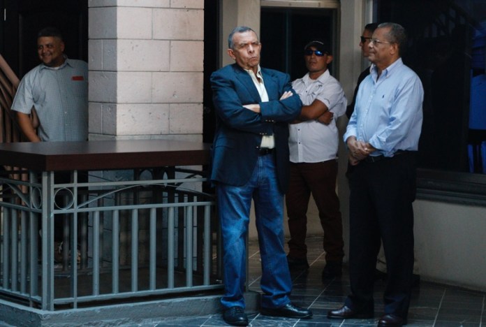 En esta fotografía de archivo, el expresidente hondureño Porfirio Lobo, (centro) espera afuera de la Corte en Tegucigalpa, Honduras. Foto La Hora/AP/Elmer Martínez.