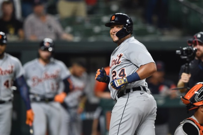 El venezolano Miguel Cabrera, de los Tigres de Detroit, sonríe luego de conectar el jonrón número 499 en su carrera, durante un encuentro ante los Orioles de Baltimore. Foto La Hora/AP/Gail Burton.