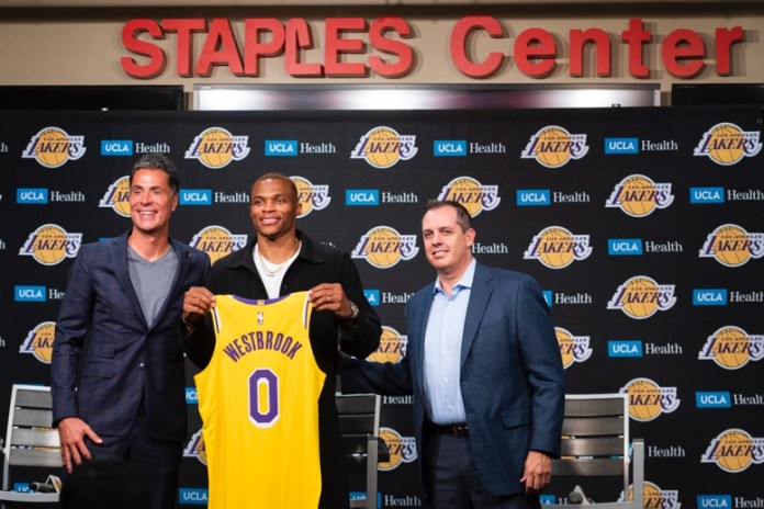 El gerente general de los Lakers de Los Ángeles Rob Pelinka, el base Russell Westbrook, y el coach Frank Vogel posan para una foto durante la conferencia de prensa. Foto La Hora/AP/Kyusung Gong.