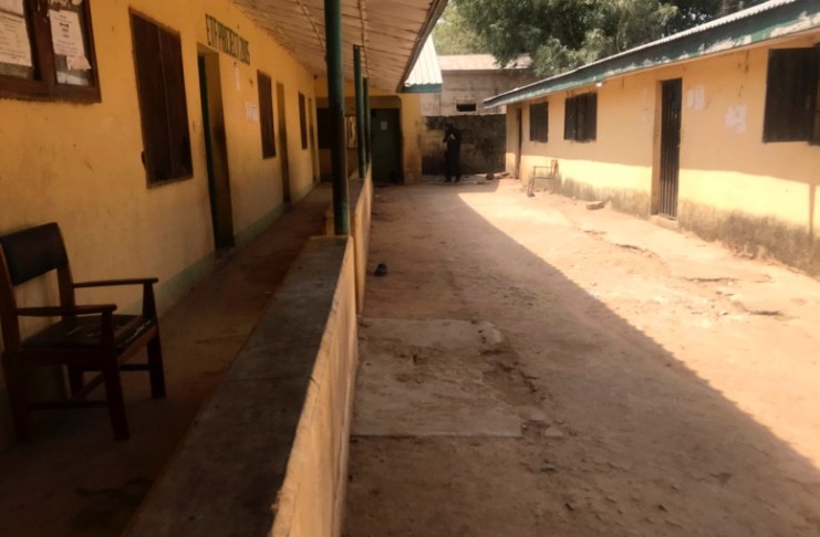 En esta imagen de archivo, se ve la escuela federal de mecanización forestal completamente vacía, tras el secuestro de estudiantes por parte de hombres armados en Afaka, en el estado de Kaduna, Nigeria. Foto La Hora/AP.