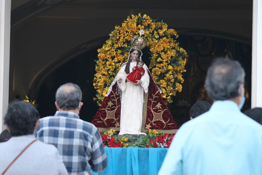 En su día, guatemaltecos acuden a venerar a la Virgen del Rosario - La Hora