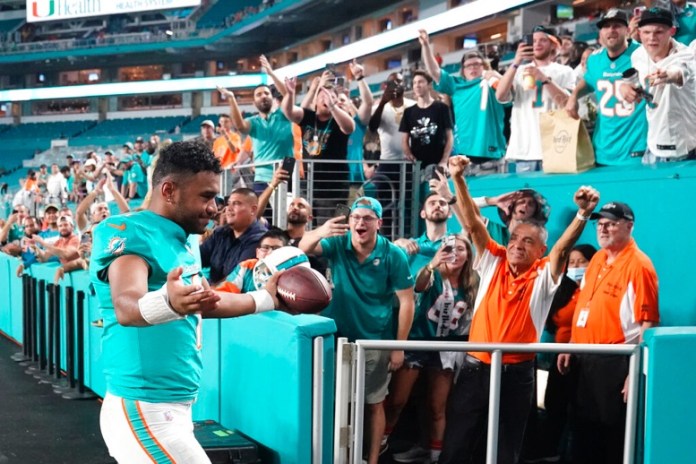 Tua Tagovailoa, quarterback de los Dolphins de Miami, festeja la victoria sobre los Ravens de Baltimore. Foto la hora: Wilfredo Lee/AP