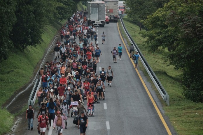 En esta imagen de archivo, una caravana de migrantes sale de la localidad de Ulapa, en el estado de Chiapas, México. Foto La Hora/AP/Isabel Mateos.
