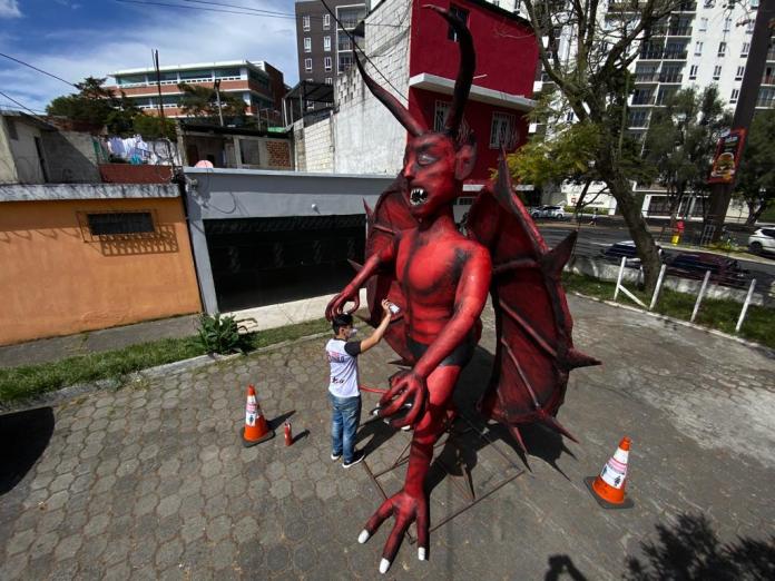 En varias zonas de la capital y en los departamentos se tiene prevista la tradicional Quema del Diablo. Foto La Hora/José Orozco