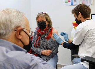 Hospital israelí: Cuarta dosis de vacuna COVID-19 es «menos» eficaz contra ómicron