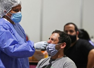 «Ómicron sigue siendo un virus peligroso», advierte jefe de la OMS