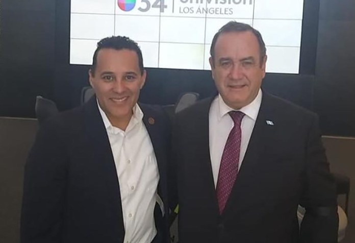 En una denuncia de la IVE por posible lavado de dinero, se mencionan transacciones de un exasistente del diputado Carlos Calderón, uno de los personajes cercanos al expresidente Alejandro Giammattei. Foto: La Hora/Facebook de Carlos Roberto Calderón