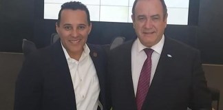 En una denuncia de la IVE por posible lavado de dinero, se mencionan transacciones de un exasistente del diputado Carlos Calderón, uno de los personajes cercanos al expresidente Alejandro Giammattei. Foto: La Hora/Facebook de Carlos Roberto Calderón