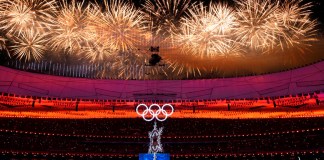 Los fuegos artificiales durante la ceremonia de clasura de los Juegos Olímpicos de Invierno de Beijing.