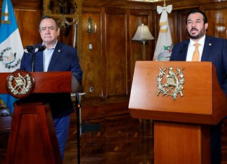 El expresidente Alejandro Giammattei y el presidente del IGSS, José Adolfo Flamenco