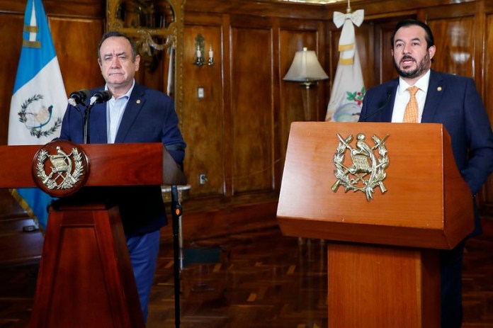 El expresidente Alejandro Giammattei y el presidente del IGSS, José Adolfo Flamenco